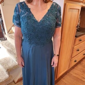 Elegant Blue Lace Evening Dress